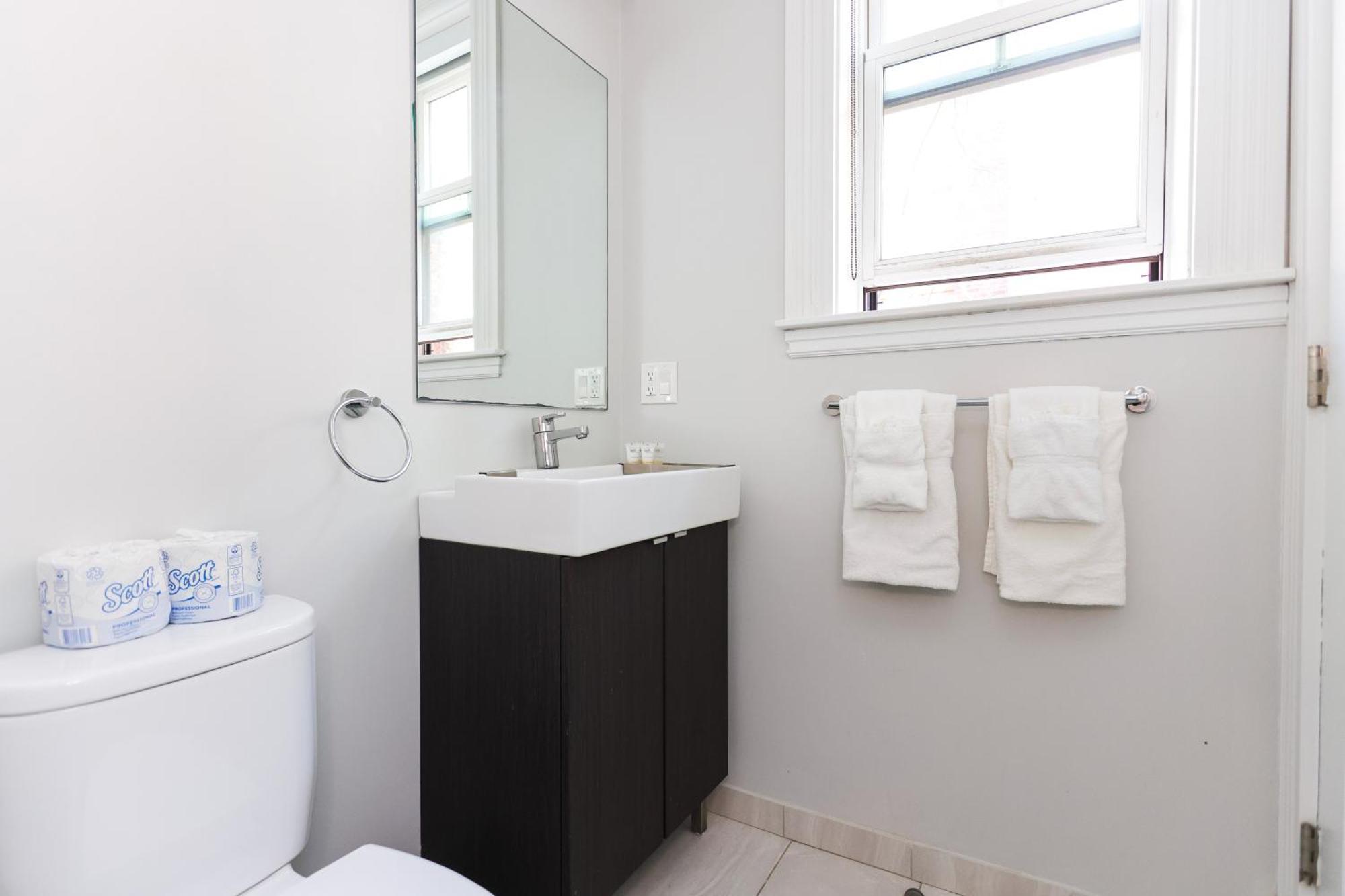 A Stylish Stay W/ A Queen Bed, Heated Floors.. #26 Бруклин Екстериор снимка